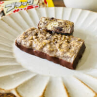 ブラックサンダーにソフトクリームとチョコレートの定番デザート“サンデー”を組み合わせた商品