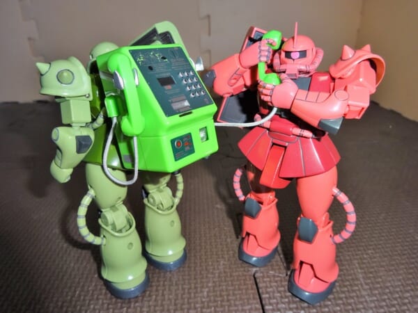 シャアザクは一体どこに電話をかけているのでしょう