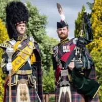 ドラムメジャーの弟ルアリド（左）とパイプメジャーの兄ピーターのグラント兄弟（Image：Crown Copyright）