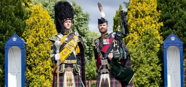 ドラムメジャーの弟ルアリド（左）とパイプメジャーの兄ピーターのグラント兄弟（Image：Crown Copyright）