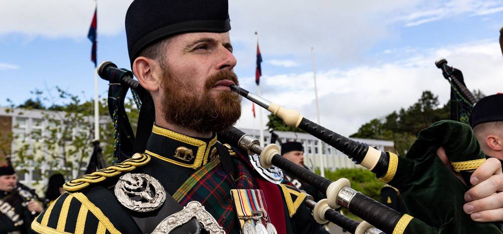 パイプメジャーとして行進に参加するピーター・グラント上級軍曹（Image：Crown Copyright）