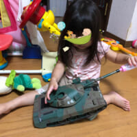 74式戦車にミルクを与えるヒビ子さんの娘さん（ヒビ子さん提供）