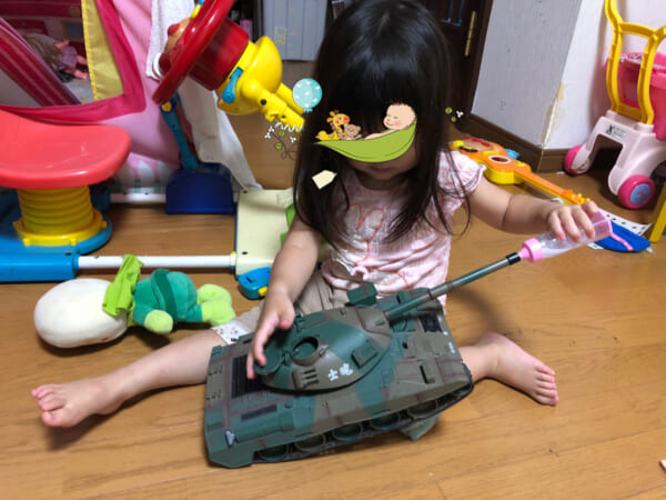 74式戦車にミルクを与えるヒビ子さんの娘さん（ヒビ子さん提供）