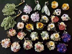 様々な花をモチーフにしたイヤリング。
