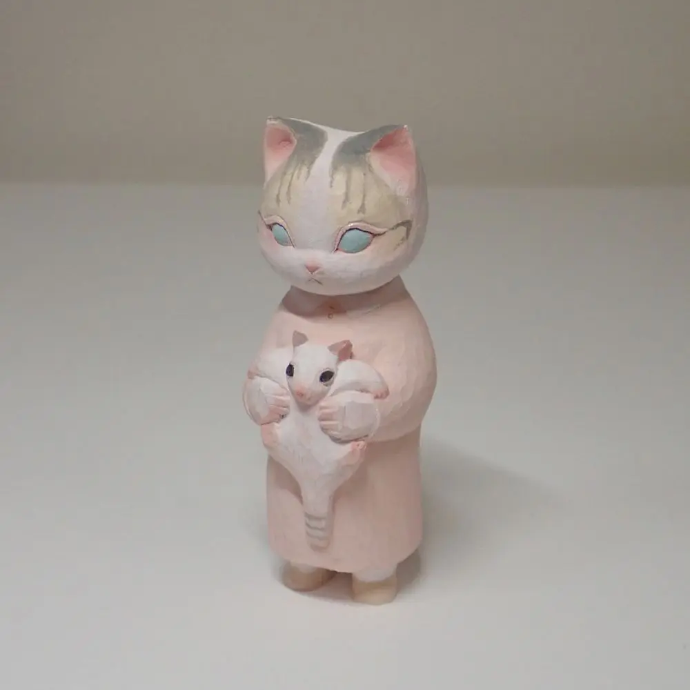 飼い猫がモデルという今回の作品。青い瞳も「オリジナル」です。