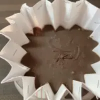 厚紙にクッキングシートを重ねてひだ状に折る