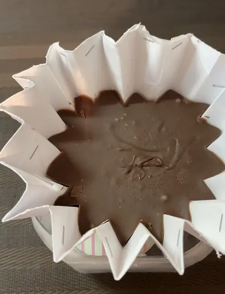 厚紙にクッキングシートを重ねてひだ状に折る