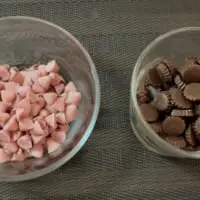 チョコとイチゴの部分を包丁で切る