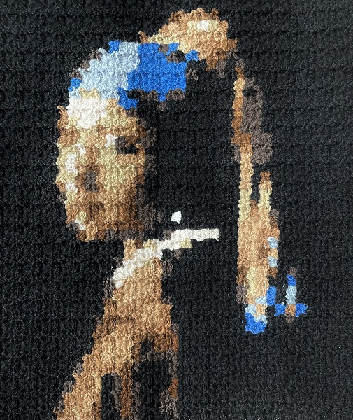 編み物で名画を再現　460個のモチーフで作られた「真珠の耳飾りの少女」に感嘆