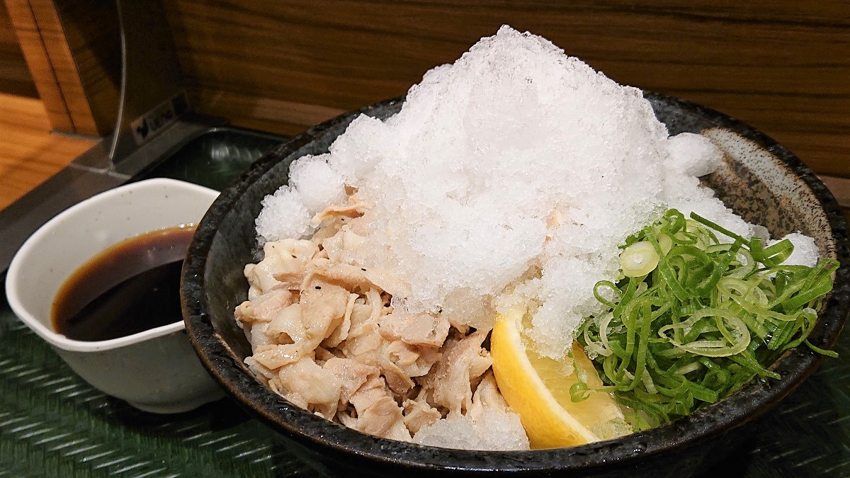 うどんの上にかき氷　はなまるうどんでキーン！と冷えた「極寒白銀ぶっかけ」食べてきた