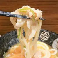 ズズッ！ズズッ！と、うどんをすする