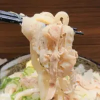 お箸で麺を持ち上げて口の中へ
