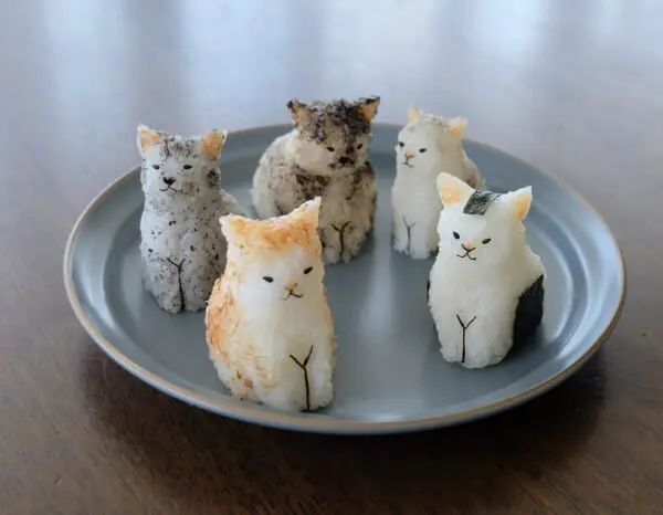 野良猫のやさぐれ感をおにぎりで表現するも「かわいすぎる」の声が続出