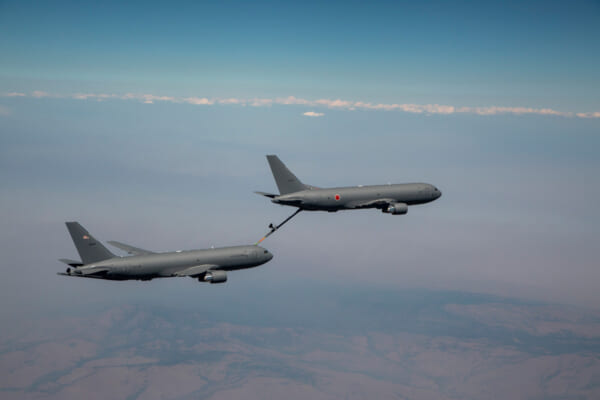 僚機のKC-46Aに空中給油する航空自衛隊向けKC-46A（Image：Boeing）