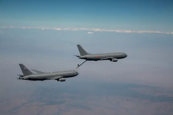 僚機のKC-46Aに空中給油する航空自衛隊向けKC-46A（Image：Boeing）