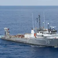 爆薬を曳航する海軍調査船NAWC 38（Image：U.S.Navy）