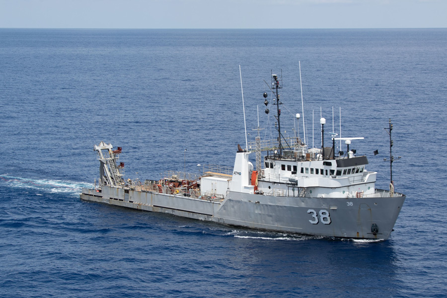 爆薬を曳航する海軍調査船NAWC 38（Image：U.S.Navy）