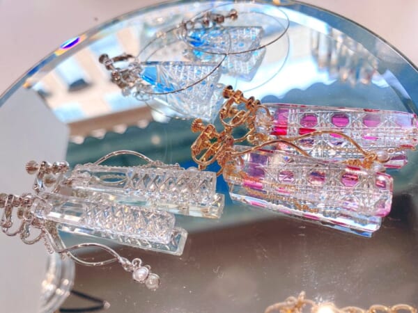 カラフルポップで心躍る「切子アクセサリー」を紹介したガラス作家が話題。