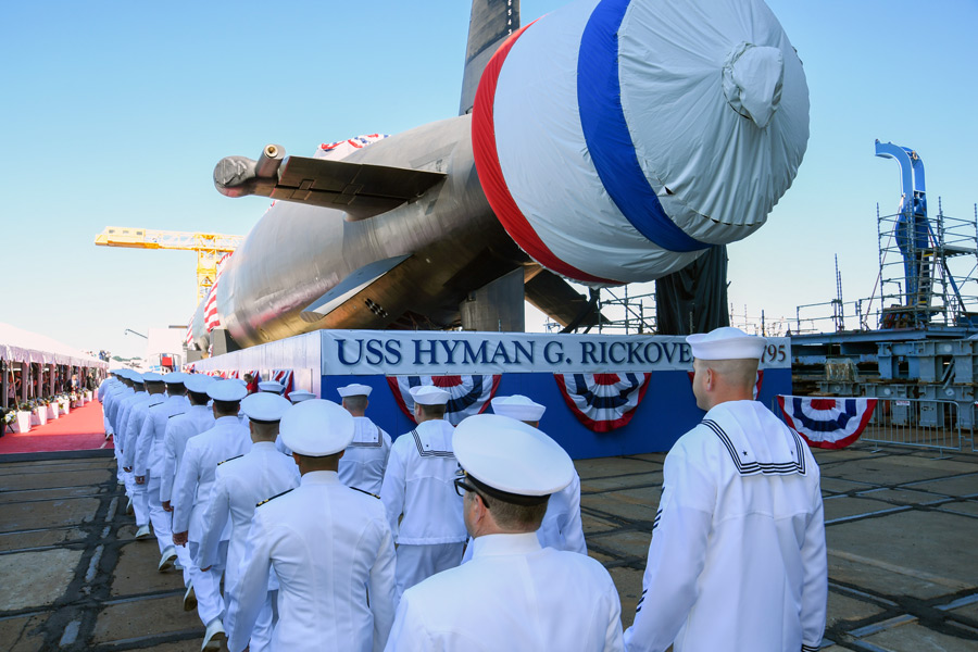 潜水艦ハイマン・G・リッコーヴァー（SSN-795）命名式で入場する乗組員（Image：U.S.Navy）