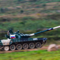 疾走するロシアチームのT-72戦車（Image：ロシア国防省）