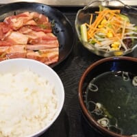 「豚カルビ朝定食」（税込500円）
