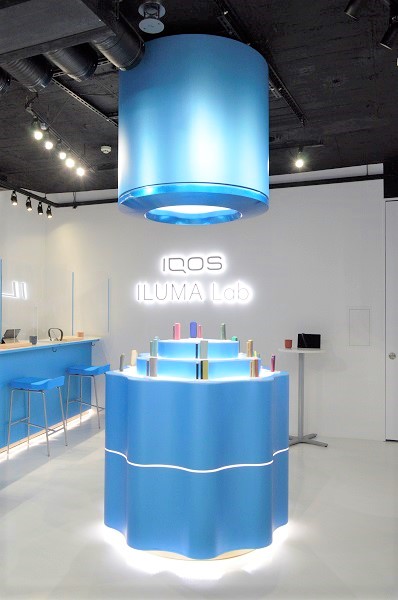 「IQOS ILUMA」のホルダーを巨大化させたようなデザインの陳列台