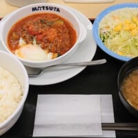 「ごろごろ野菜のうまトマハンバーグ定食」（税込690円）