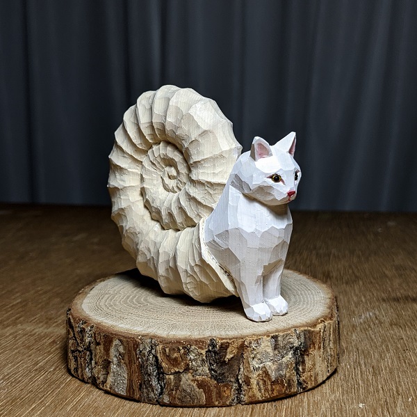 神の使いか妖怪か…猫と化石が融合した空想生物「アンモニャイト」の木彫り作品
