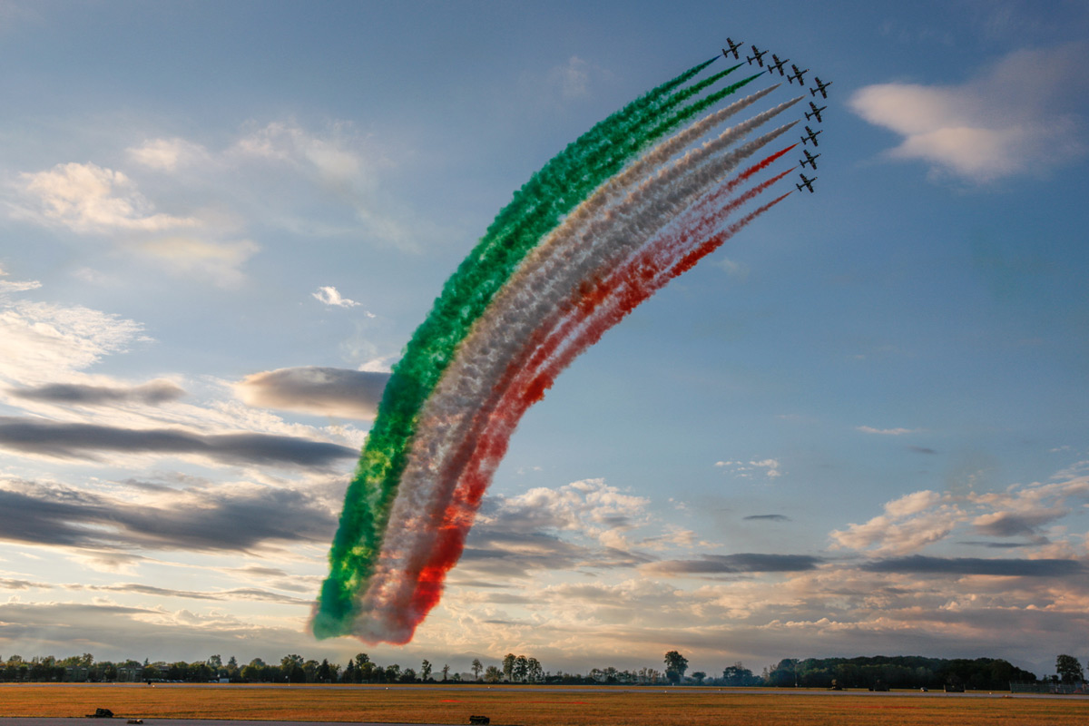 イタリア空軍曲技飛行隊「フレッチェ・トリコローリ」創設60周年記念エアショーを開催
