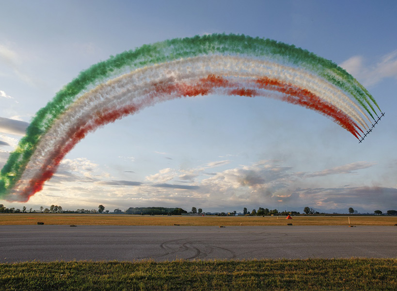 三色旗のアーチ（Image：イタリア空軍）