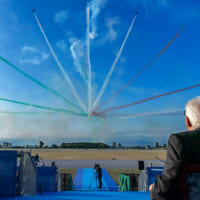 展示飛行を見るマッタレッラ大統領（Image：イタリア空軍）