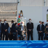 展示飛行を見るマッタレッラ大統領（中）（Image：イタリア空軍）