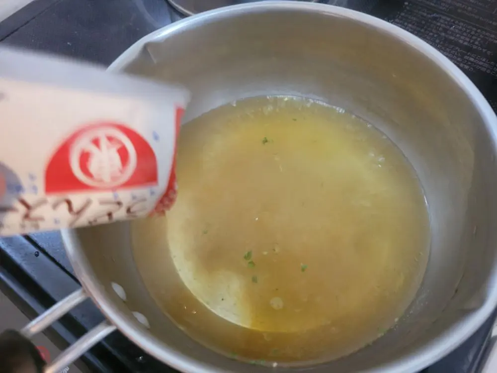 沸騰したお湯に続々投入。