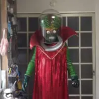 この日コスプレ動画を公開した投稿者。その風貌はなんと宇宙人。