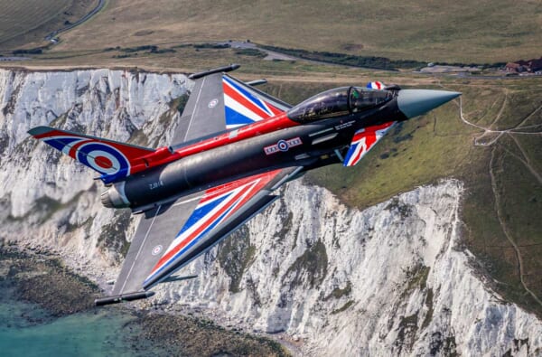 英仏海峡のホワイト・クリフ上空を飛ぶタイフーン・ディスプレイ特別塗装機（Image：MOD Crown Copyright）