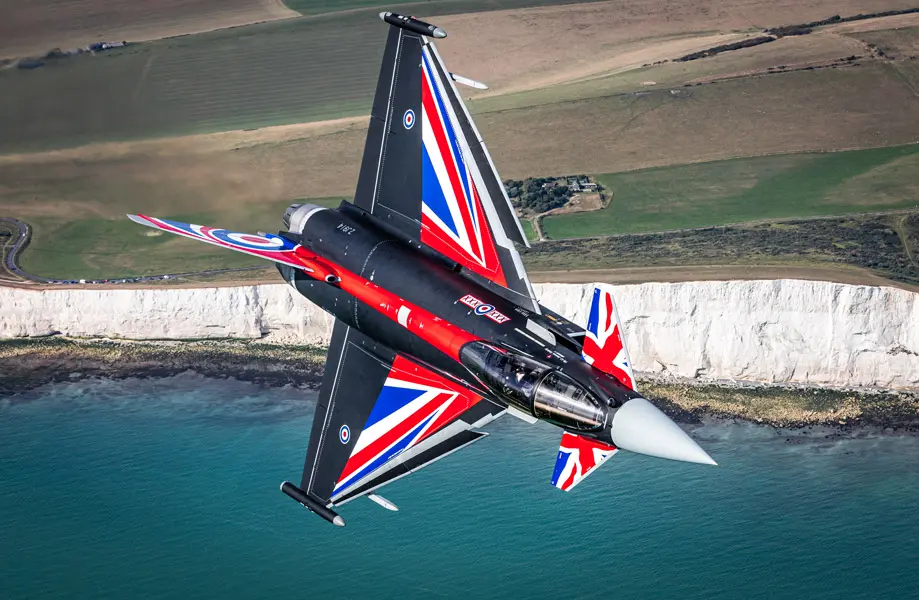 イギリス空軍タイフーン特別塗装機 ドーバー海峡の名所を記念飛行