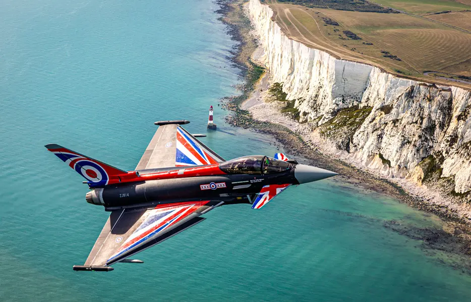 イギリス空軍タイフーン特別塗装機 ドーバー海峡の名所を記念飛行
