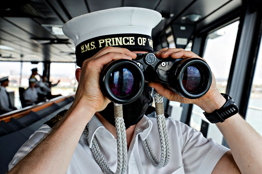 プリンス・オブ・ウェールズの航海艦橋で警戒監視にあたる乗組員（Image：Crown Copyright）