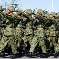 拳を握って行進する陸上自衛官