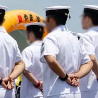 「休め」の姿勢では手を開く