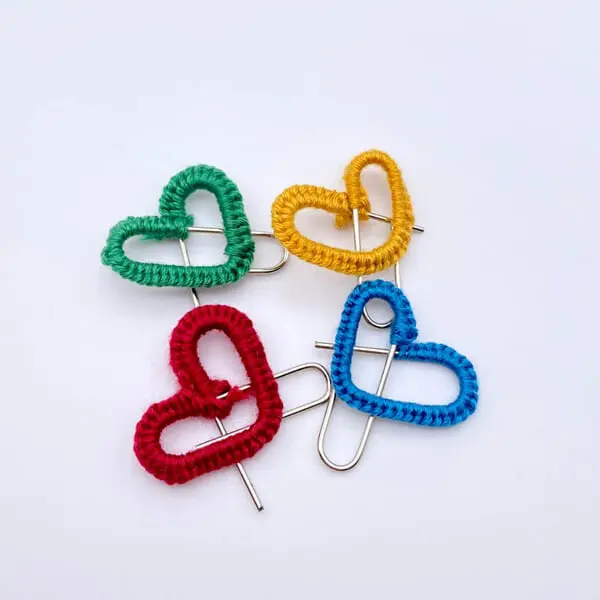 ハート形に曲げ刺繍糸でデコったゼムクリップ（刺繍のおひつじさん提供）