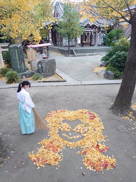 「よもや、よもや……」　神社の境内に落ち葉アートの煉獄杏寿郎