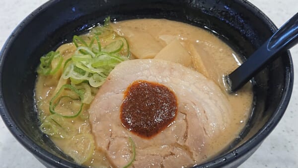 かっぱ寿司とラーメン凪がコラボ　すごい煮干しラーメンが最高にニボかった