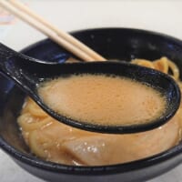 ラーメンからは煮干しの香りが思いっきり放たれています