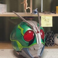 オリジナルの仮面ライダーヘルメットを自作　出来栄えが凄すぎる