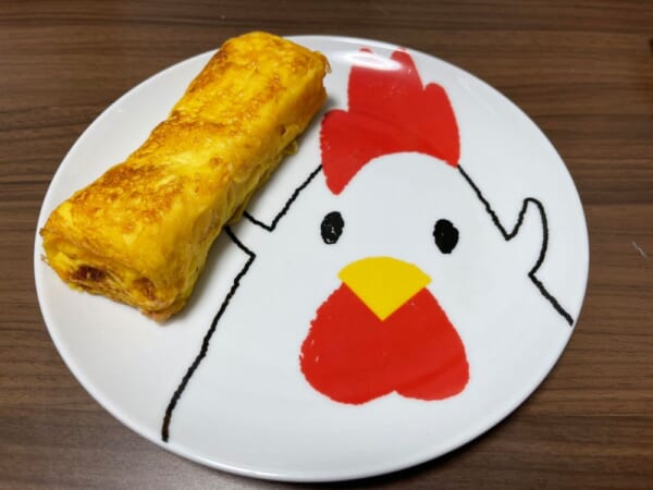 あ、これは……妻が皿に盛り付けた卵焼きを見て夫が困惑。