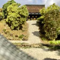 庭園より唐門をのぞむ（宗秀斎さん提供）