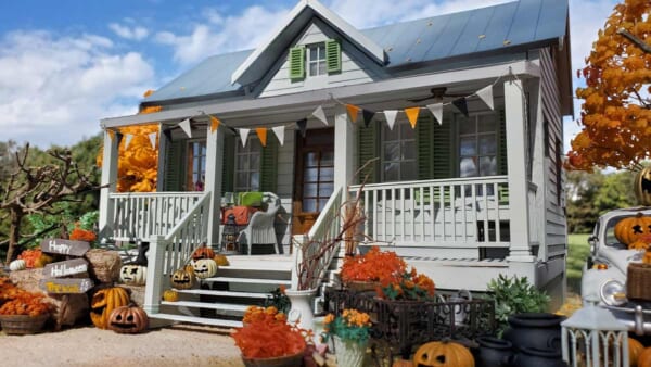 ハロウィン装飾のアメリカ住宅ジオラマ（藤平翔さん提供）