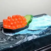 大海を進む「イクラ軍艦」ジオラマ（アルキメデスさん提供）