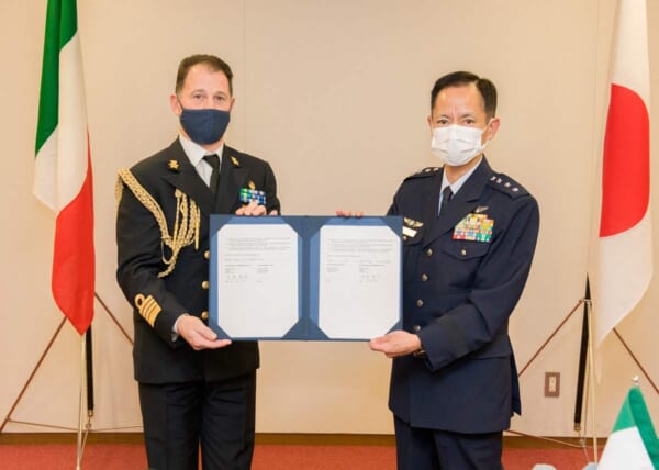 取り決め書にサインした井筒航空幕僚長（右）とイタリアのアニャレッリ海軍大佐（画像：イタリア空軍）